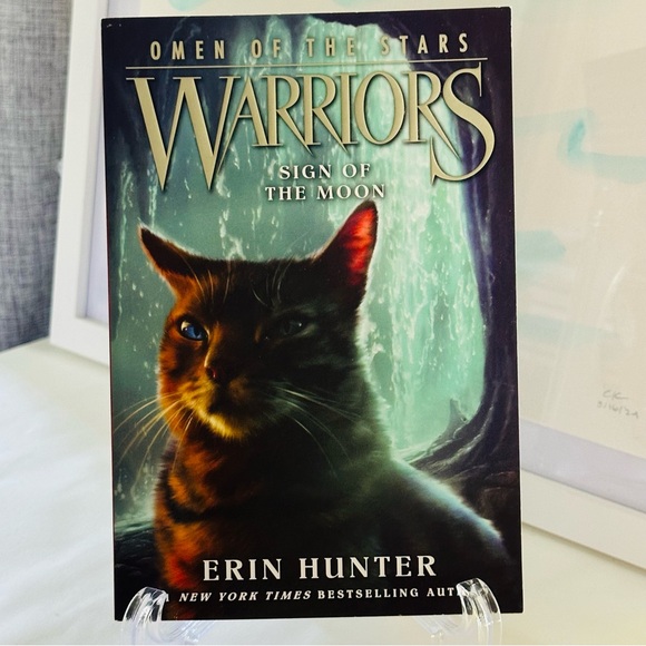 Warriors Sign of the Moon Paperback Chapter Book YA Fantasy Fiction Novel - Picture 1 of 4